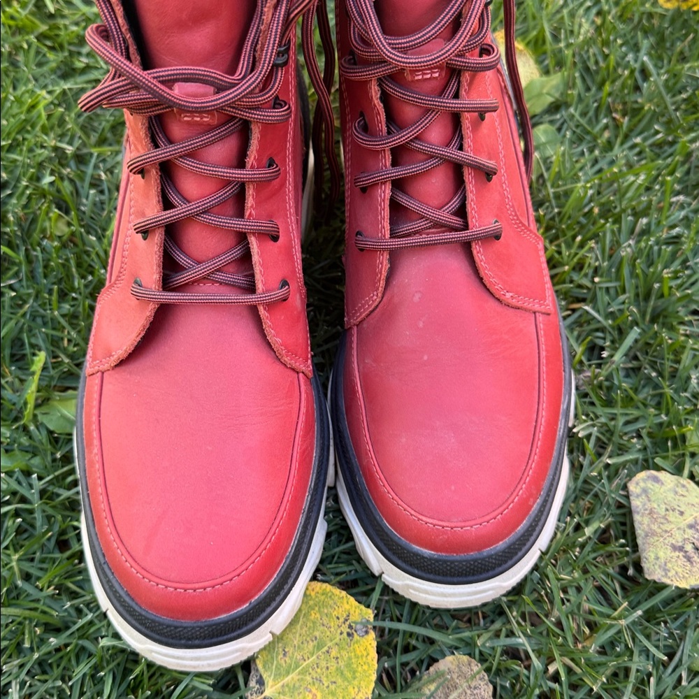Sorel Red Lace-Up Boots with Chunky Sole size 8 - Picture 2 of 5